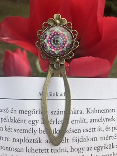 Kézműves fém könyvjelző - Kerek foglaltban, mandala motívumokkal